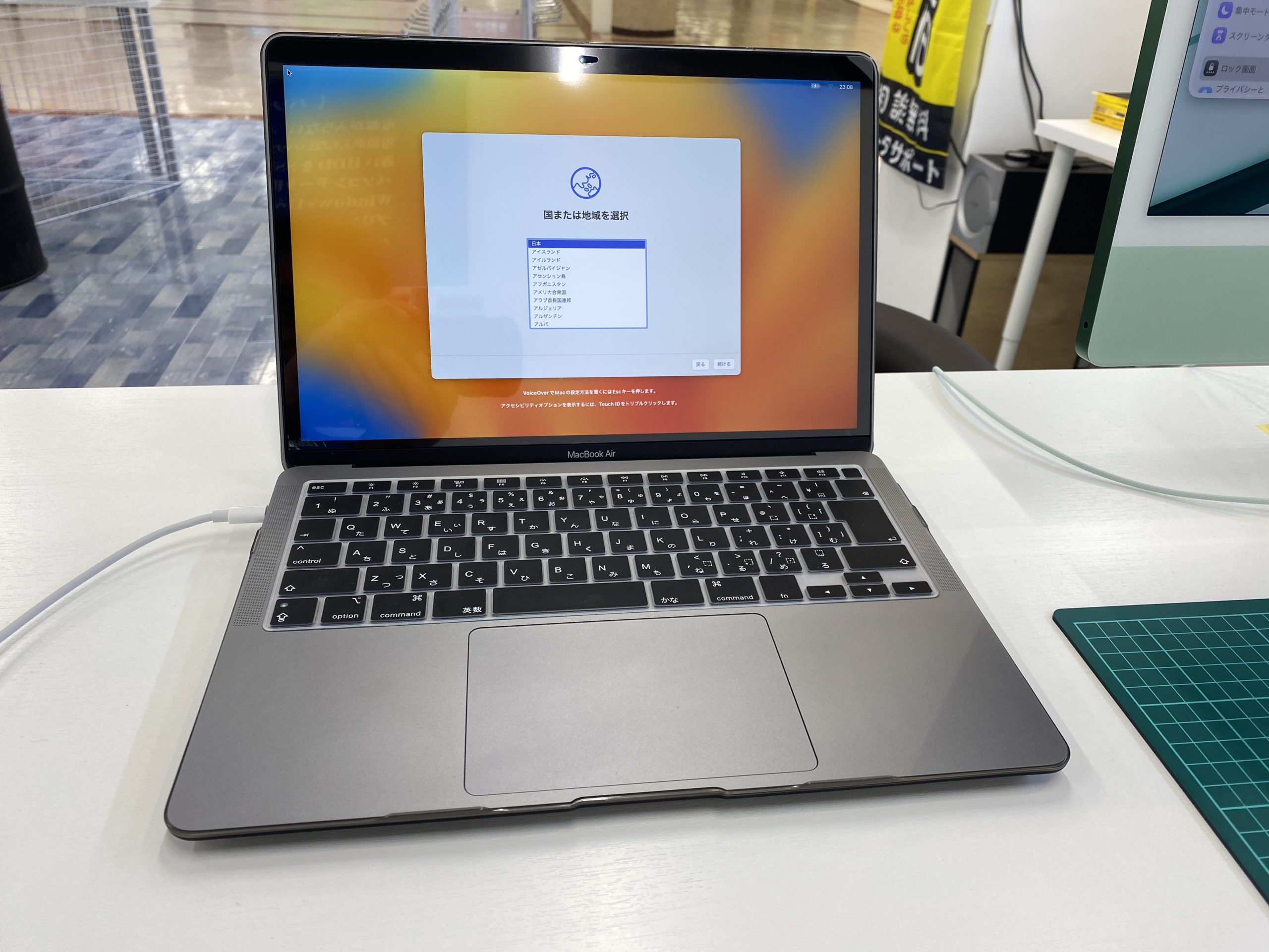 中古のMacを購入し、リカバリーしてから使おうと自分で試したら、なにもできなくなったみたいです。